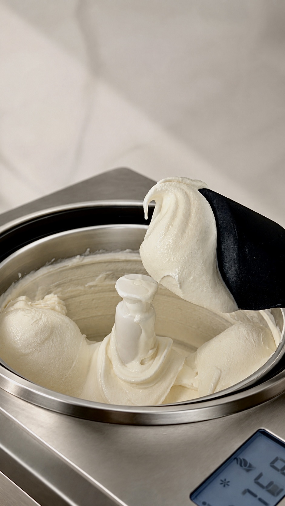 Gelato de queijo provolone cremoso saindo da mantecadeira na espátula